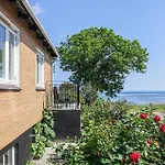 2 Bedroom Cozy In Сasa de vacaciones *
